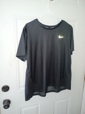 Nike Black Short Sleeve Crew Neck Athletic Tee with Reflective Swoosh
